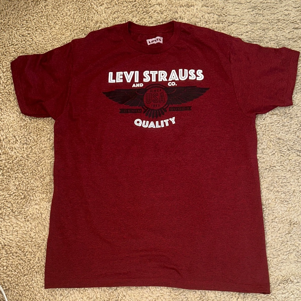 EUC Levi’s Burgundy and White T-Shirt (L)